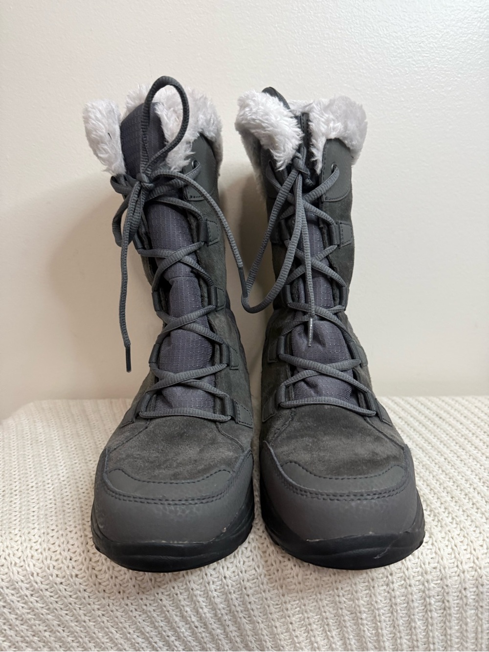 Columbia Women's Gray Lace-Up Winter Boots with Faux Fur in size 8